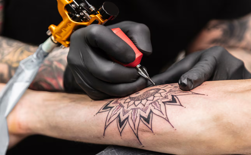 Un estudio advierte que los tatuajes pueden provocar ceguera