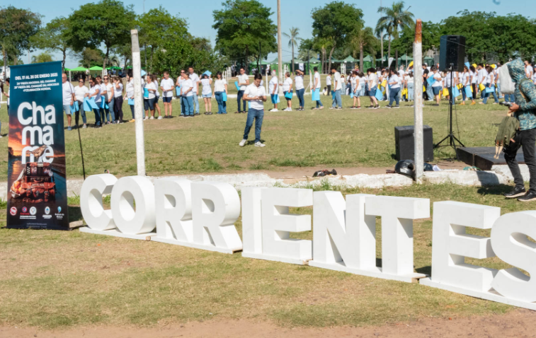 Cerca de 400 correntinos participaron de una coreografía de chamamé a gran escala