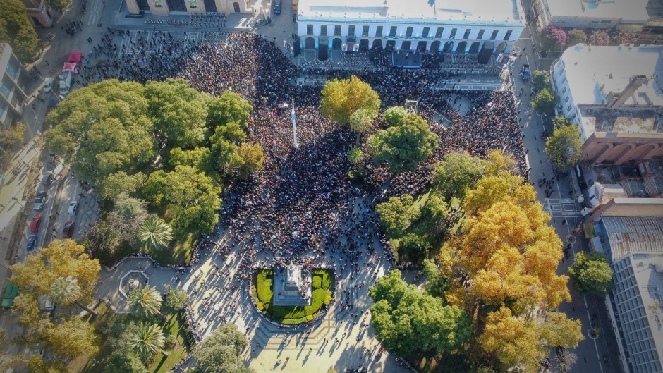 MILEI NO PUDO LLENAR LA PLAZA DE CÓRDOBA Y DEJÓ EN UN LUGAR INCÓMODO A LLARYORA
