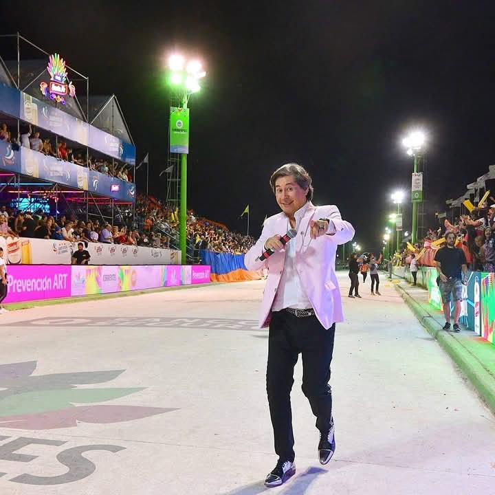 EL ARTE DE NARRAR EL CARNAVAL: TRES DÉCADAS DE MARCELO GÓMEZ BROWN EN LAS NOCHES DE MOMO