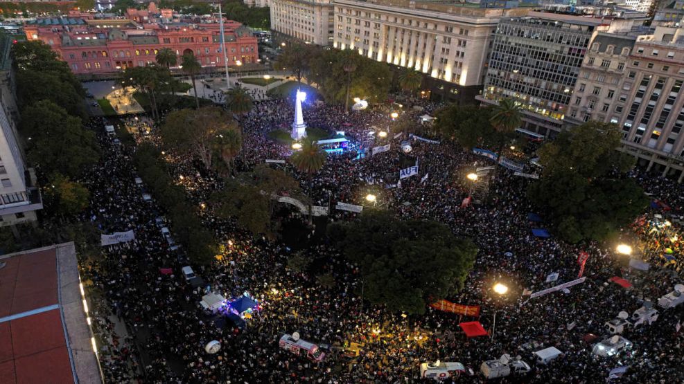 Una multitud salió a las calles en defensa de la universidad pública con un claro mensaje al Gobierno: "No al veto"