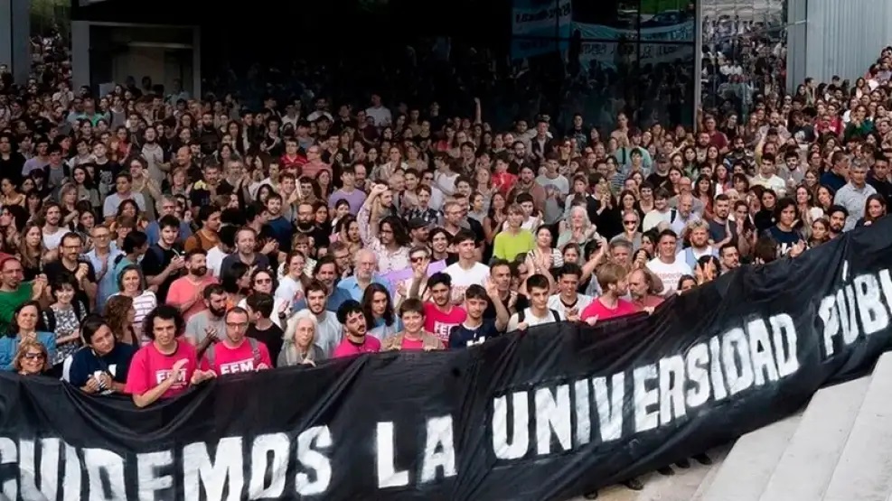La marcha universitaria une a la oposición en un mismo reclamo y desafía la resistencia del Gobierno