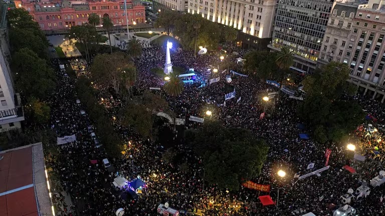 Una multitud colmó la Plaza de Mayo y alrededores y criticó el recorte presupuestario