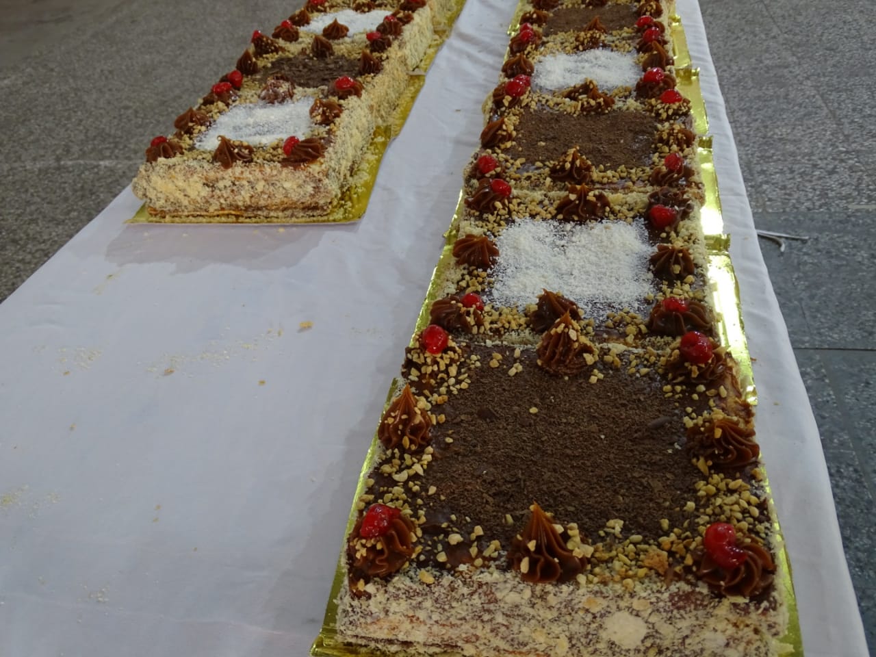 Iniciativa de Panaderia Galarza: UNA TORTA MIL HOJAS DE 138 METROS Y 728 KILOS SE VENDIO A BENEFICIO EN GOYA
