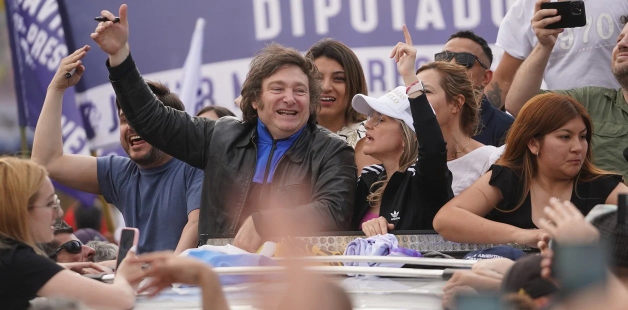 Eufórico, Javier Milei salió de caravana por el conurbano y dijo que está "a pocos puntos" de ganar en primera vuelta