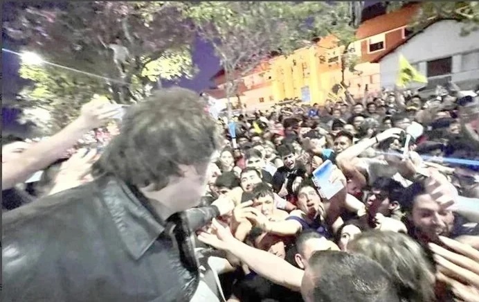 En medio de la tensión con los gobernadores por el ajuste, Milei llega a Corrientes en avión de linea