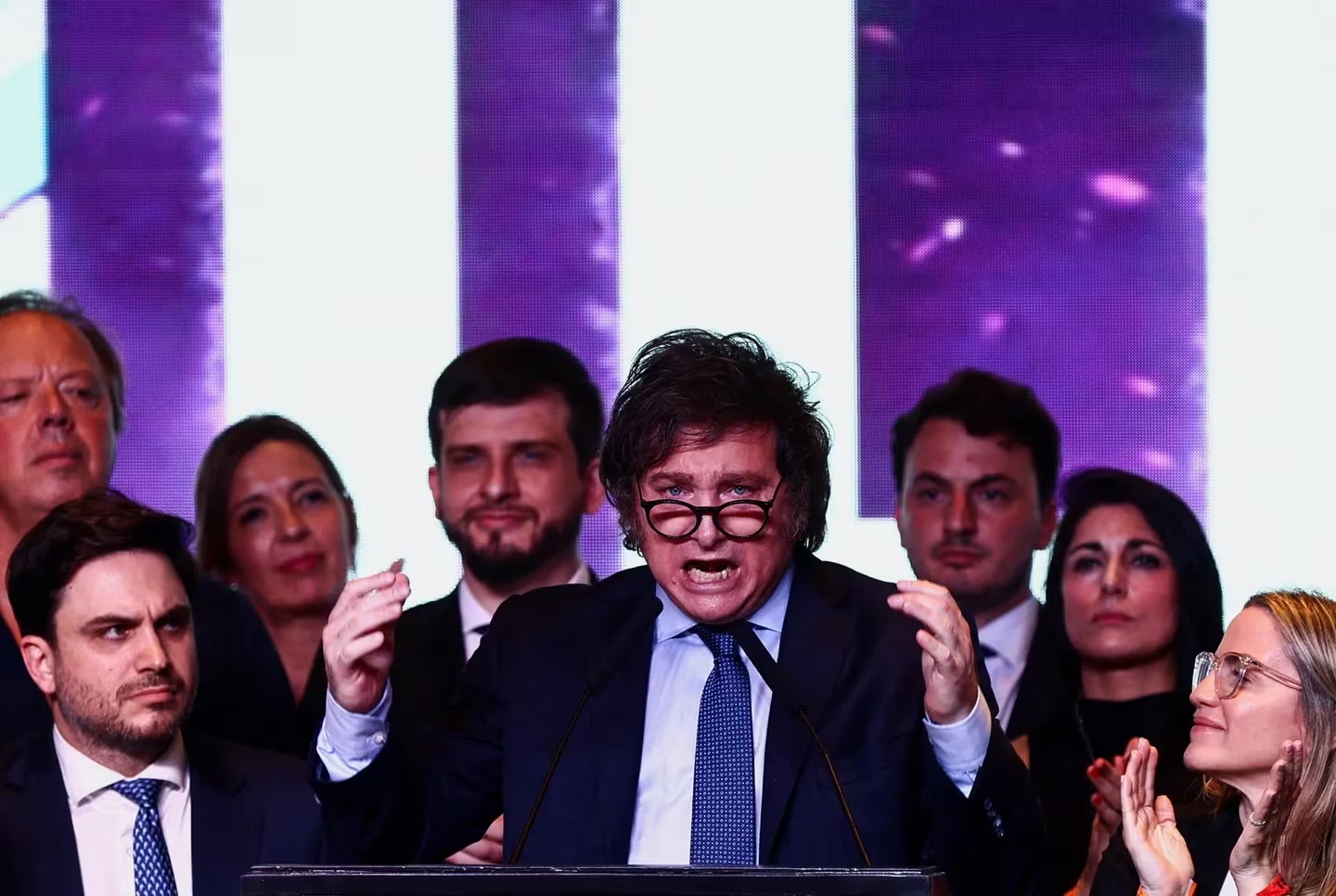 El Gobierno analiza vender edificios del Estado en desuso y recortar gastos en autos, viáticos y viajes