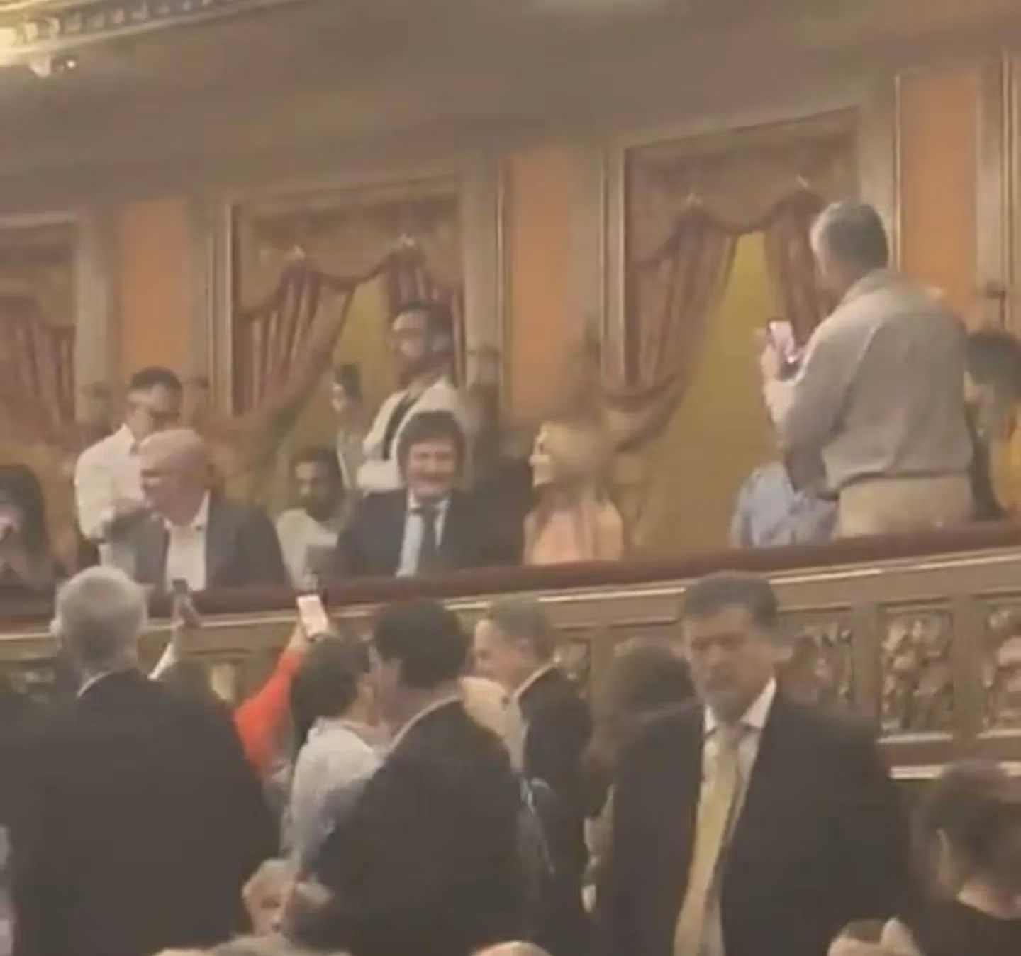 Javier Milei fue al Teatro Colón con Fátima Flórez y recibió gritos e insultos