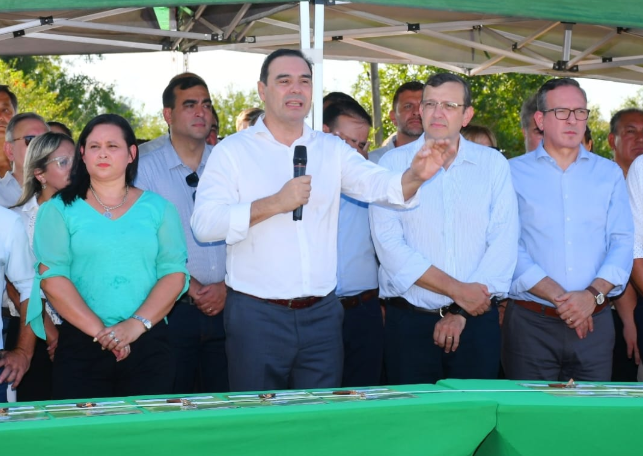 En Yapeyú, el Gobernador entregó viviendas e inauguró pavimento: "Venimos a devolver un poco de lo que dieron a la Argentina"