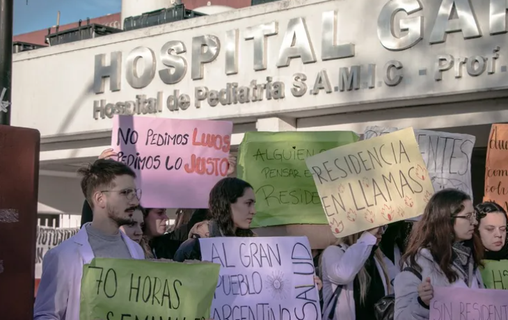 Residentes del Garrahan se movilizan en rechazo al nuevo sistema de residencias: "No a la precarización"