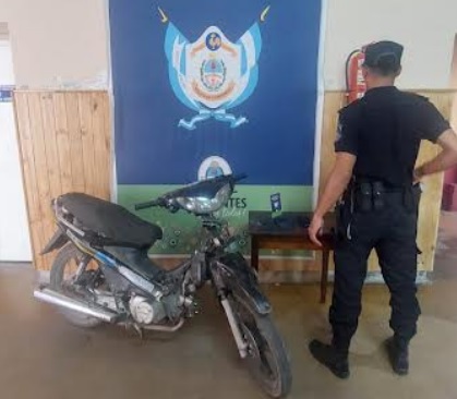 POLICÍA IDENTIFICÓ A DOS ARREBATADORES Y LES SECUESTRÓ LA MOTO.