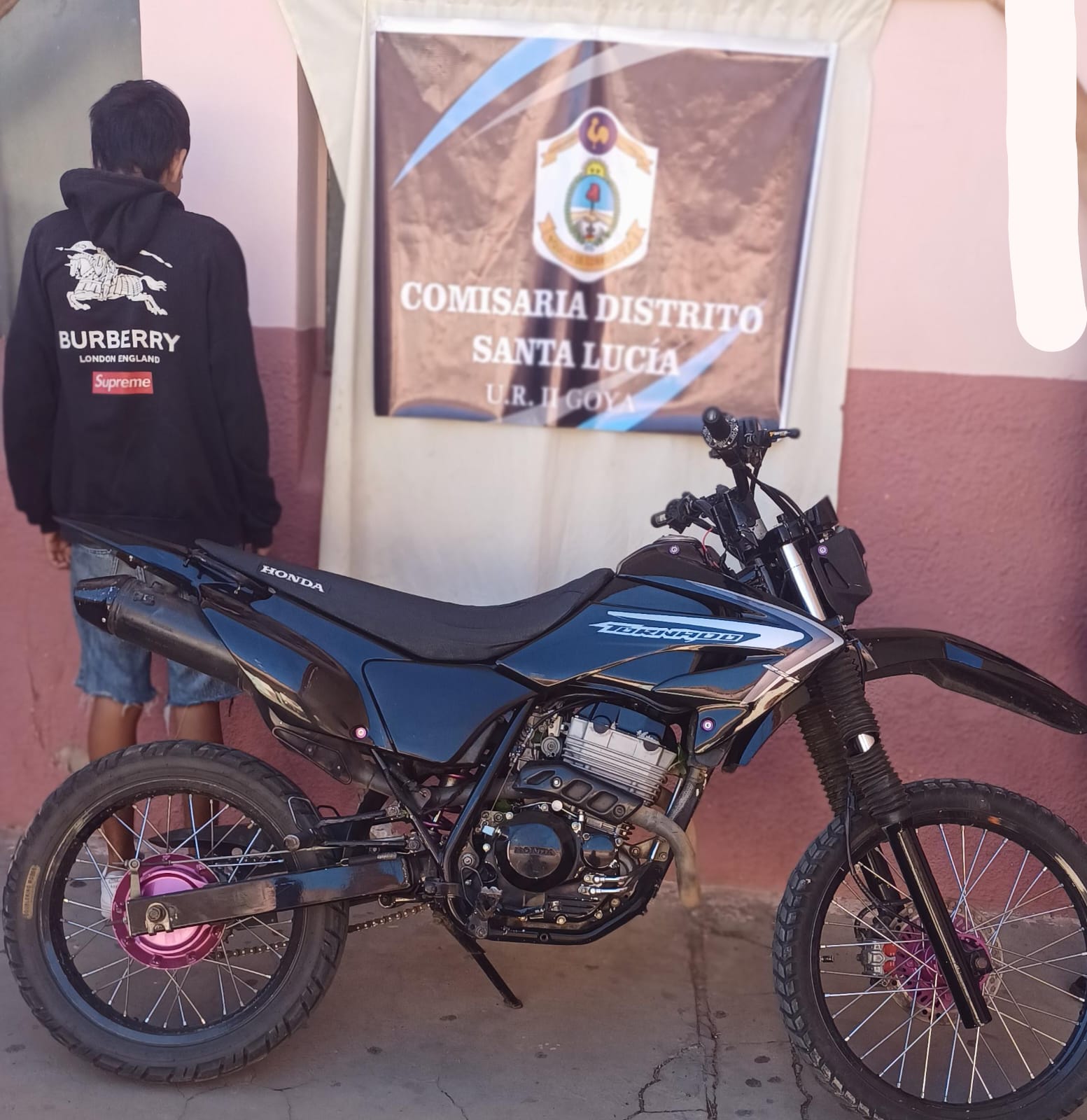 EFECTIVA INTERVENCIÓN DE LA POLICÍA EN SANTA LUCÍA PERMITE RECUPERAR UNA MOTOCICLETA ROBADA