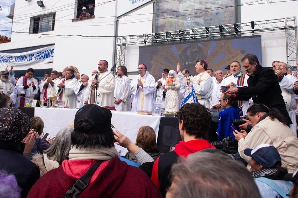 Multitudinaria misa en respaldo al papa Franciso frente a los "agravios" de Javier Milei