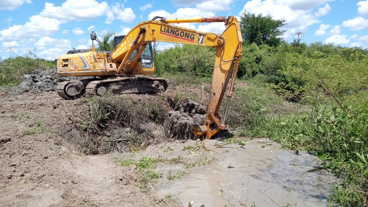 MUNICIPIO Y PROVINCIA: Continúan los trabajos de rectificación de canales principales con máquinas de la Dirección Provincial de Vialidad.