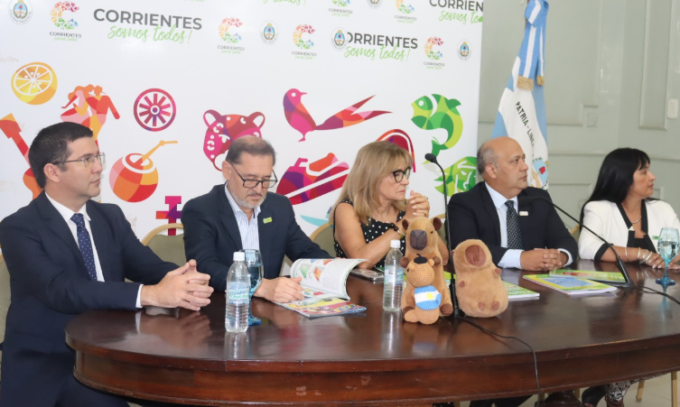 El Gobierno presentó material bibliográfico destinado a alumnos, docentes y directivos de toda la provincia