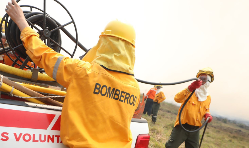 Combaten focos activos en La Cruz, Solari y Mantilla, mientras ya controlaron otros en Gobernador Martínez y Perugorría