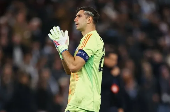 Duras críticas de la prensa francesa a Dibu Martínez tras la eliminación del Aston Villa ante el PSG