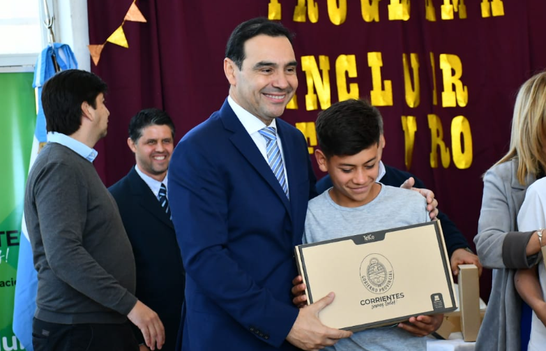 Valdés entregó notebooks a alumnos de Cazadores Correntinos