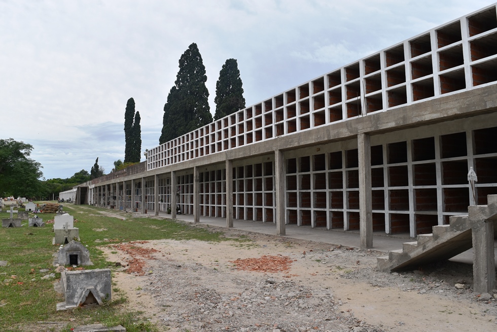 CONTINUAN LOS TRABAJOS EN LOS NICHOS DEL CEMENTERIO LA SOLEDAD