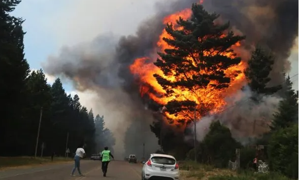Incendio en Epuyén: más de 2.000 hectáreas consumidas y hay más de 60 evacuados