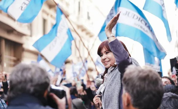 Cristina Kirchner contra Javier Milei por el nuevo acuerdo con el FMI: "Tirás la toalla pidiéndole un préstamo al FMI"