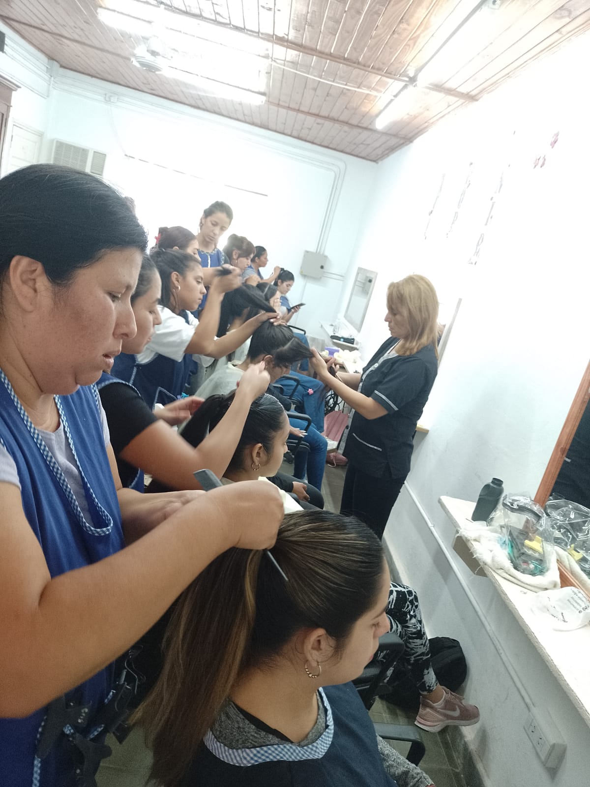 25 de agosto: ESCUELA DE ECONOMÍA DOMÉSTICA SE ADHIRIÓ AL DÍA DEL PELUQUERO