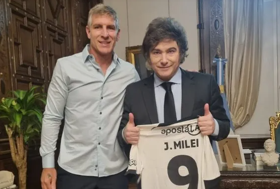Javier Milei recibió a Martín Palermo en la Casa Rosada: saludaron desde el balcón