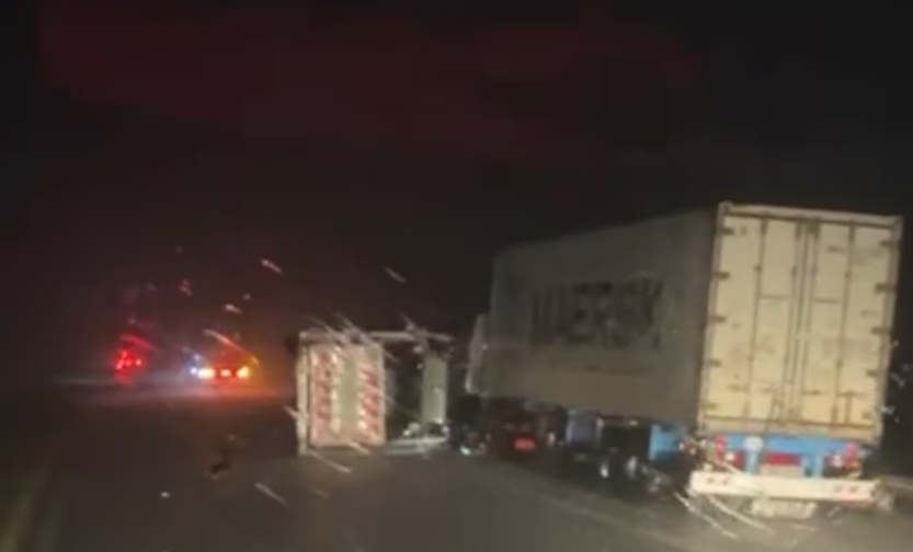 Autopista Rosario-Cordoba: fuertes vientos huracanados provocaron el vuelco de al menos diez camiones