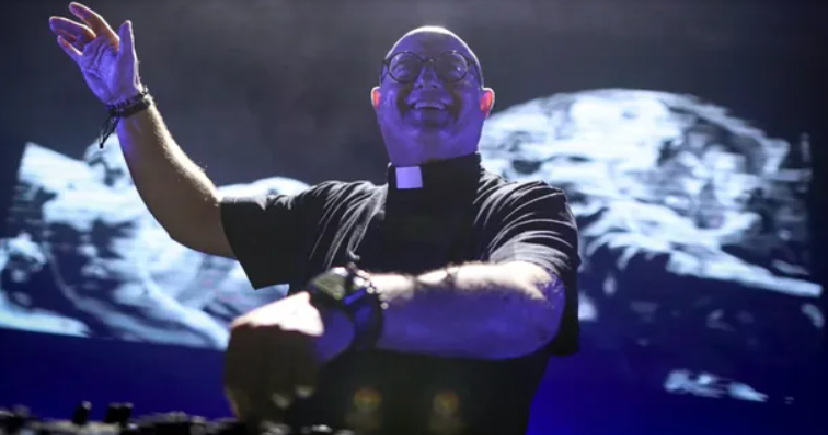 El cura DJ Guilherme Peixoto y una "misa electrónica" en Plaza de Mayo a casi un año de la muerte de Francisco