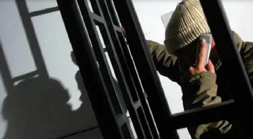 Fin de los celulares en las cárceles: el Gobierno autoriza el "bloqueo total" en prisiones de todo el país