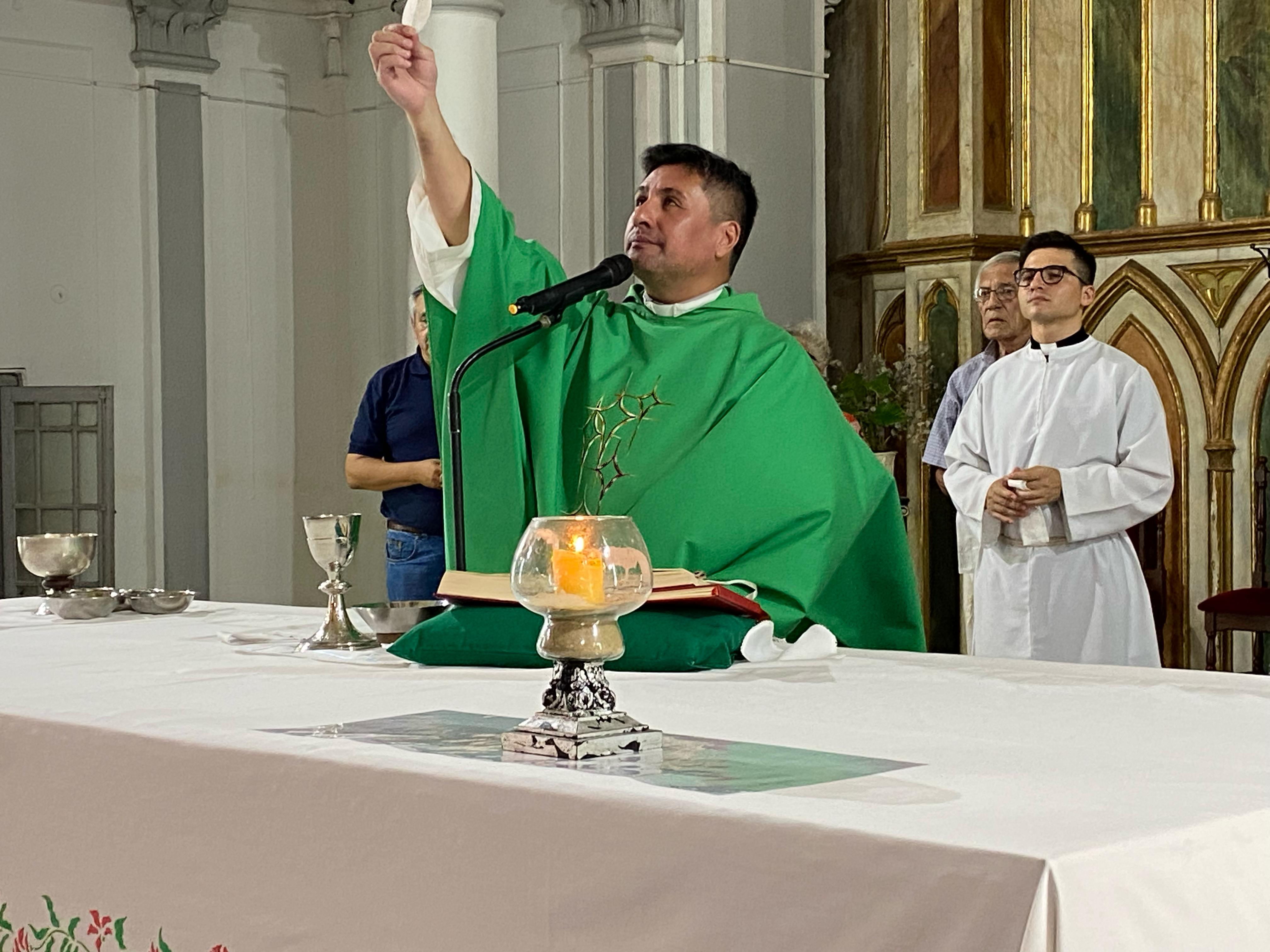 PADRE ARIEL GIMENEZ: “Gracias a Dios, por regalarme esta vocación, en la que soy inmensamente feliz”.