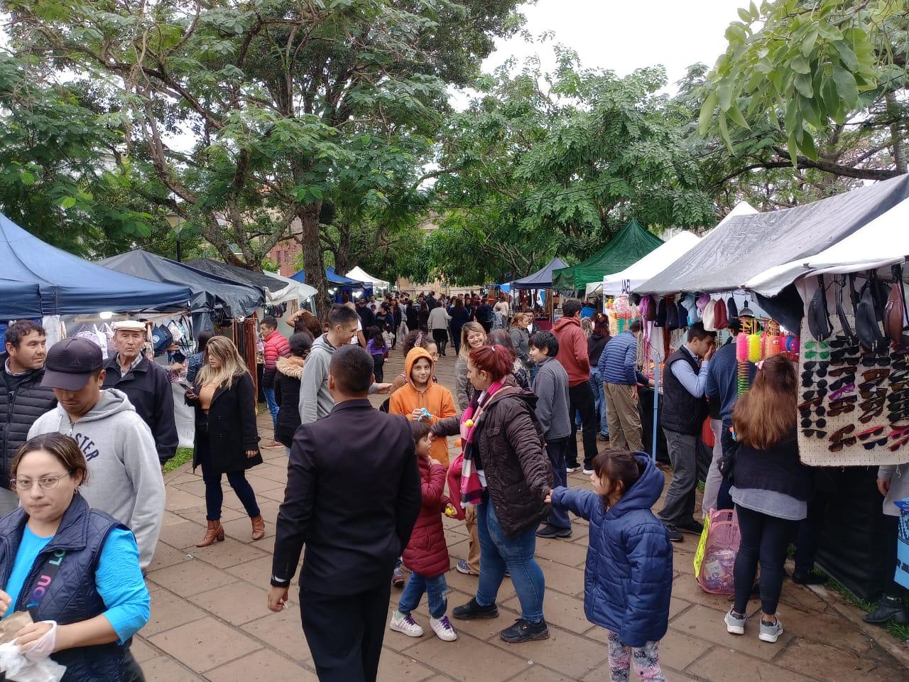 Dirección de Promoción Social: CONCURRENTE FERIA DE ARTESANOS Y EMPRENDEDORES EXPO SURUBÍ, EN PLAZA MITRE