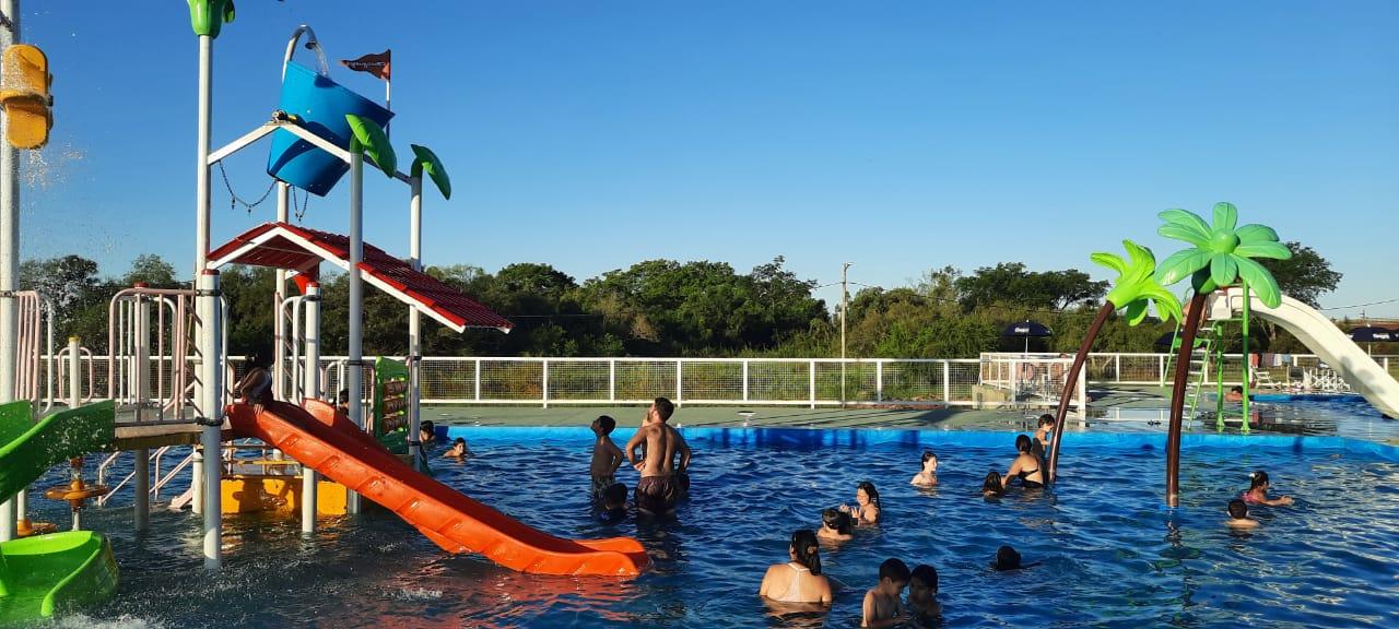 TURISTAS DISFRUTAN DEL PARQUE ACUÁTICO GOYA