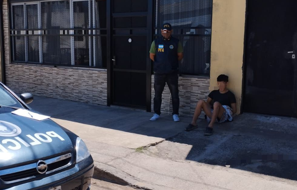 DETENCIÓN DE UNA PERSONA DE SEXO MASCULINO CON ARMA DE FUEGO EN LA VÍA PÚBLICA