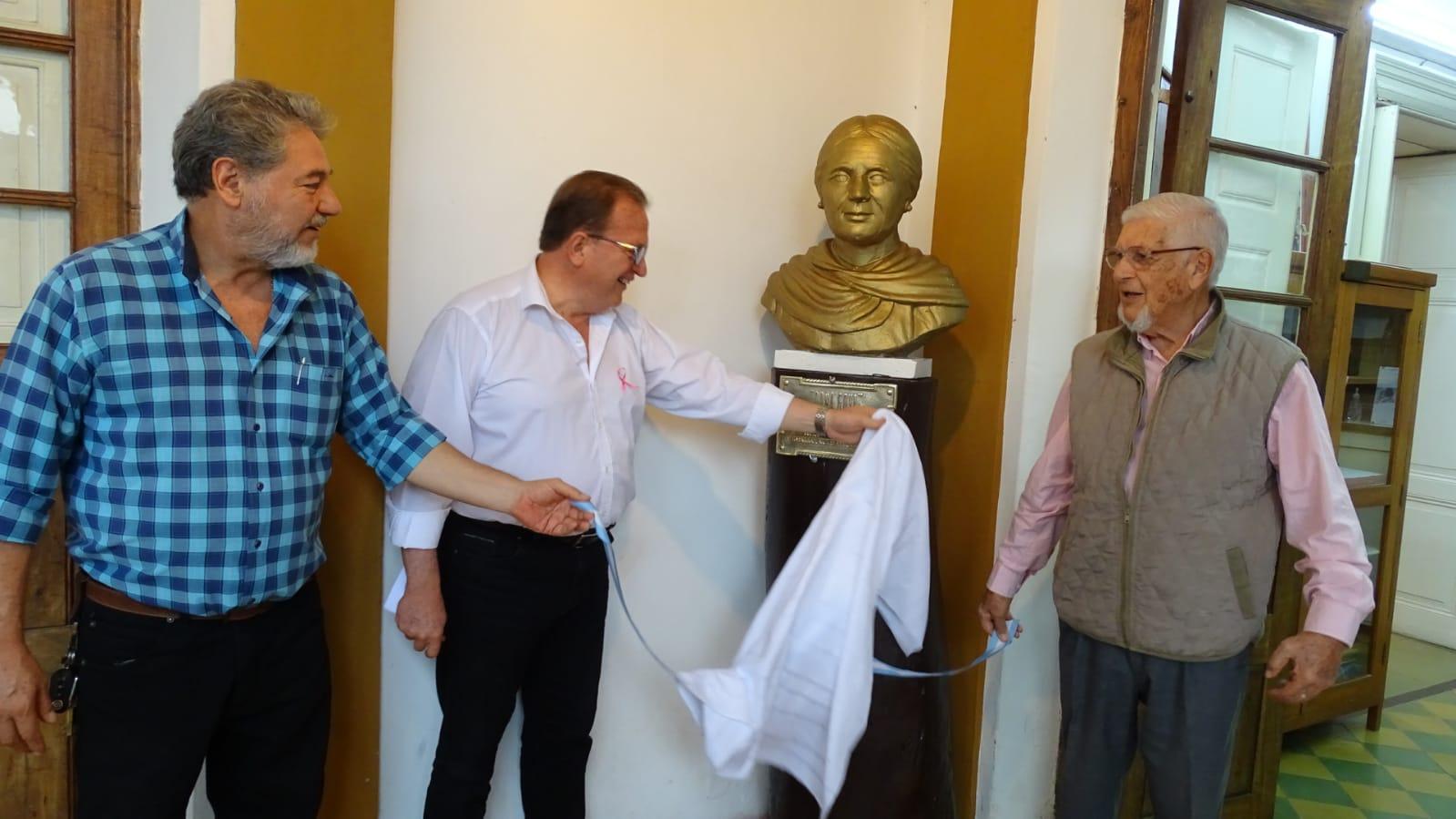 DESCUBRIMIENTO DE LA PLACA ESCULTÓRICA “DOÑA GOYA” EN LA CASA DE LA CULTURA