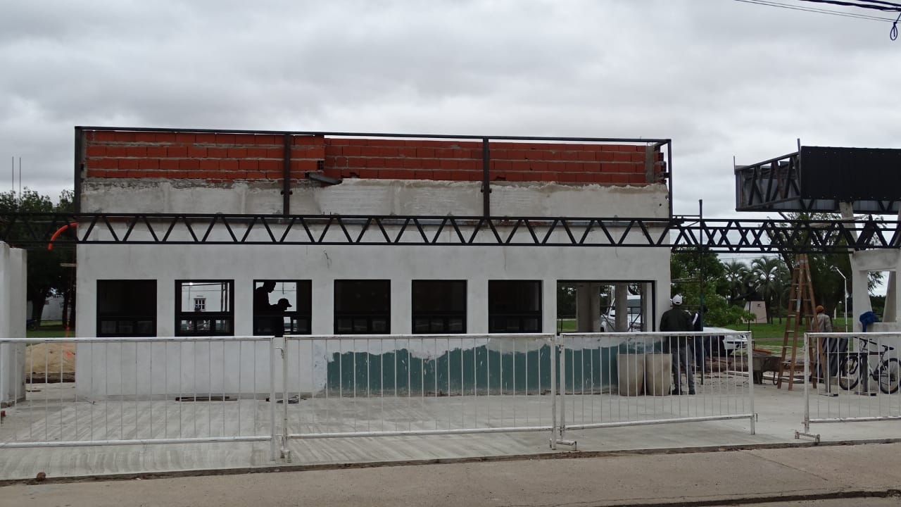 COSTA SURUBÍ: CONSTRUYEN PORTAL DE ACCESO ACORDE A LA FIESTA MAYOR DE GOYA