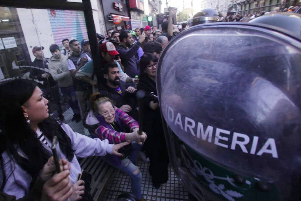 El Gobierno volvió a reprimir a jubilados que protestaban contra el veto de Milei frente al Congreso