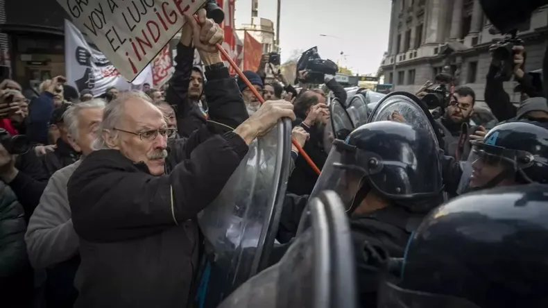 MOVIMIENTOS SOCIALES MARCHARÁN JUNTO A LOS JUBILADOS CONTRA EL VETO DE JAVIER MILEI A LA NUEVA FÓRMULA JUBILATORIA