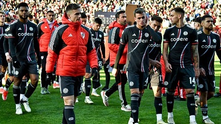  LA INTERNA DE RIVER TRAS OTRO GOLPE: CÓMO CAYÓ LA DERROTA ANTE ARGENTINOS EN EL PLANTEL, DT Y LOS DIRIGENTES