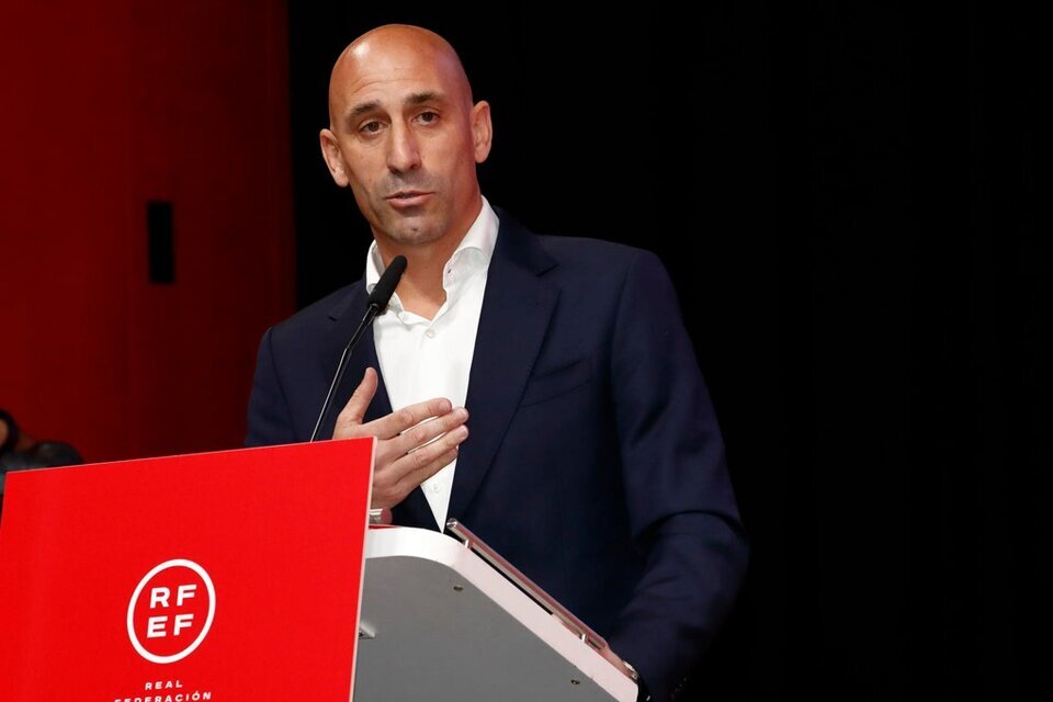 La FIFA suspendió a Luis Rubiales durante 90 días de “toda actividad relacionada con el fútbol nacional o internacional”