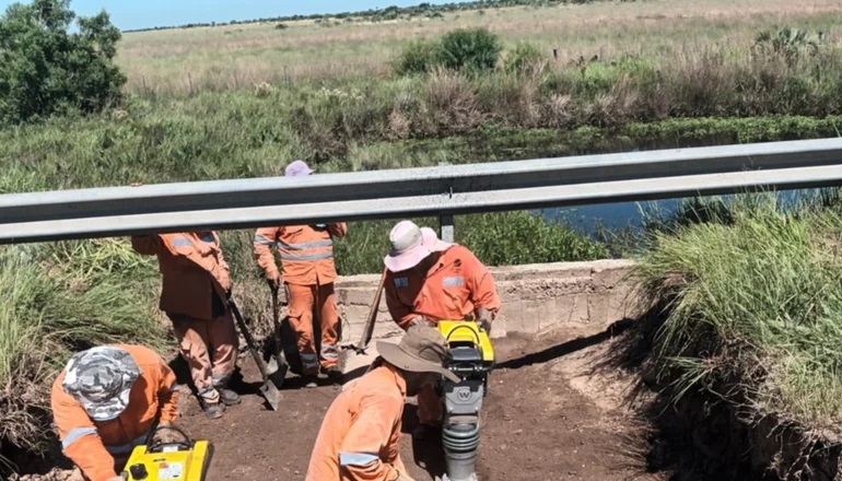 A contrareloj reparan tres alcantarillas arrasadas por las lluvias sobre la Ruta 12