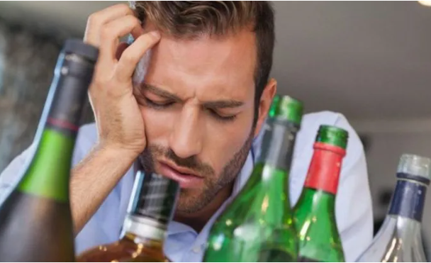 Cómo recuperarse de la resaca por tomar alcohol en Navidad