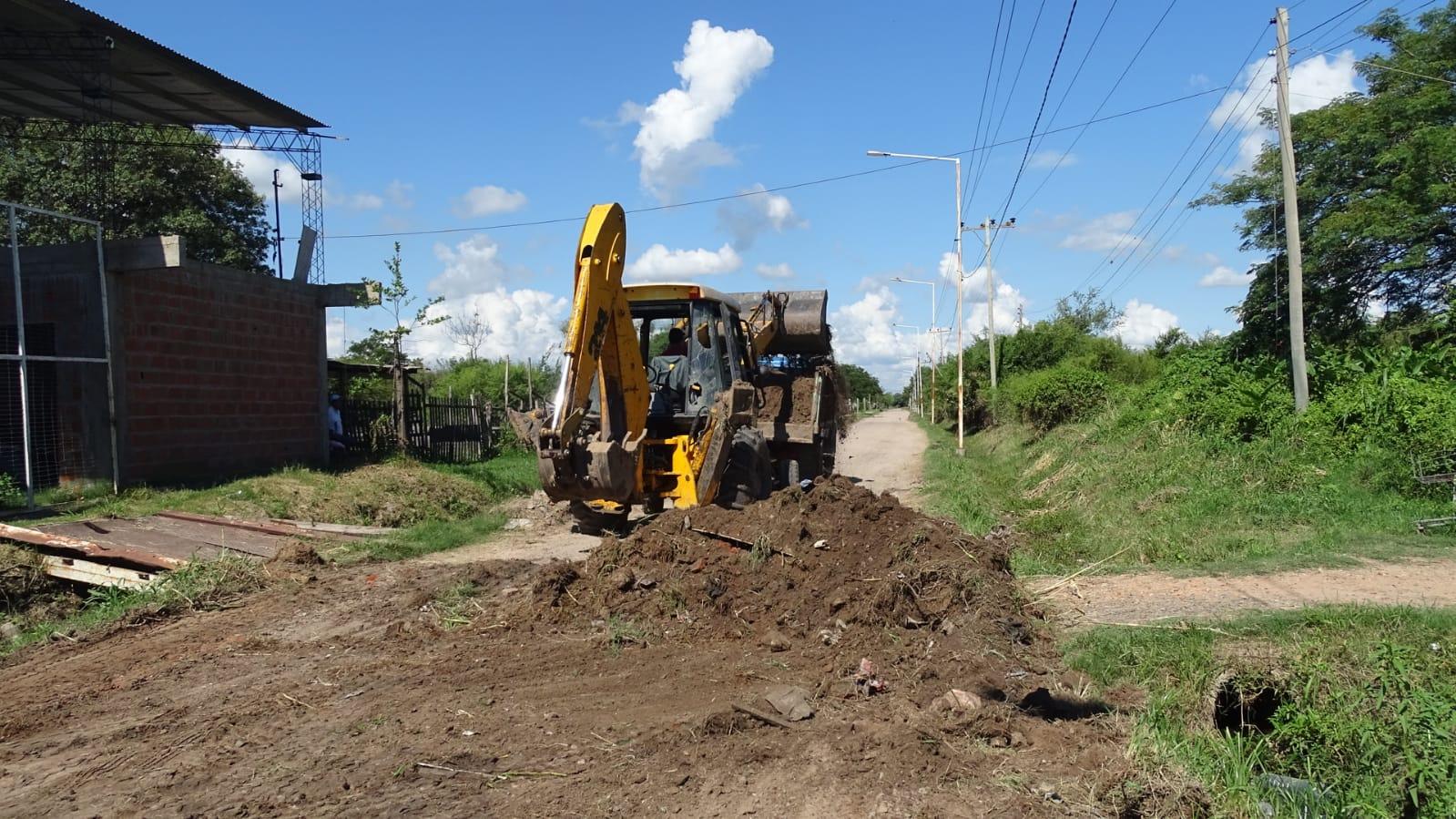 BARRIO SANTA CLARA: PRODEGO Y OBRAS PÚBLICAS REALIZAN TRABAJOS DE LIMPIEZA Y PERFILADO