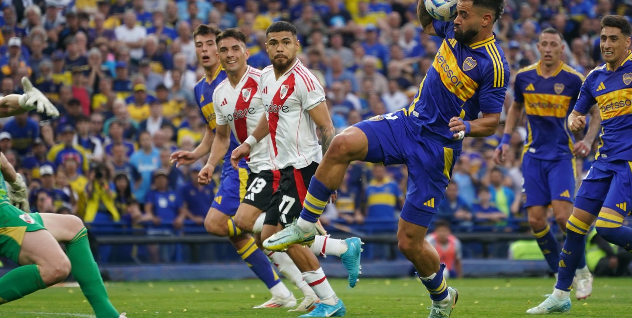Javier Castrelli analizó el gol anulado en el Superclásico y desató la polémica: “Fue penal de Armani”