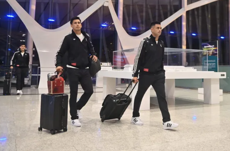 River partió hacia Estados Unidos para el Mundial de Clubes, en medio de un imponente banderazo