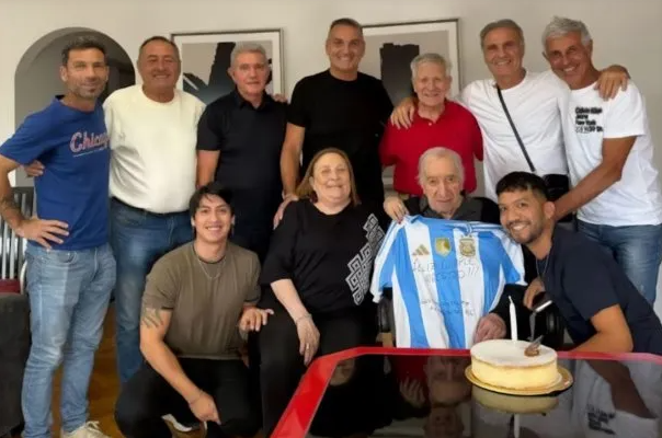 La conmovedora sorpresa de los campeones del '86 a Carlos Bilardo en su cumpleaños 87