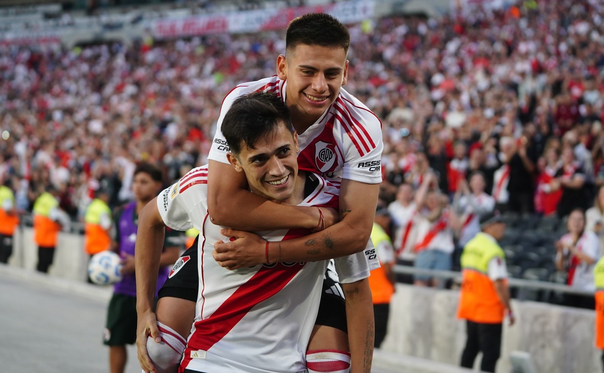 River goleó a Banfield y se recuperó en la Liga