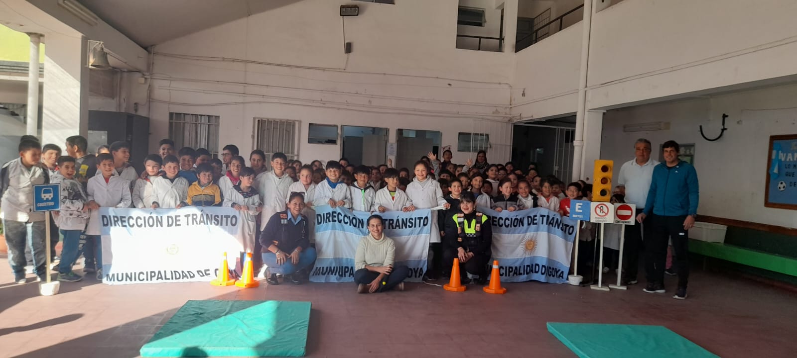  Dirección de Tránsito  TALLER DE EDUCACIÓN VIAL EN ESCUELA 207 “Enrique Carles Vila”