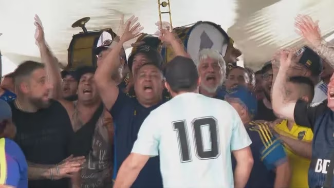 La policía reprime a los hinchas de Boca con gases lacrimógenos en los ingresos al Maracaná