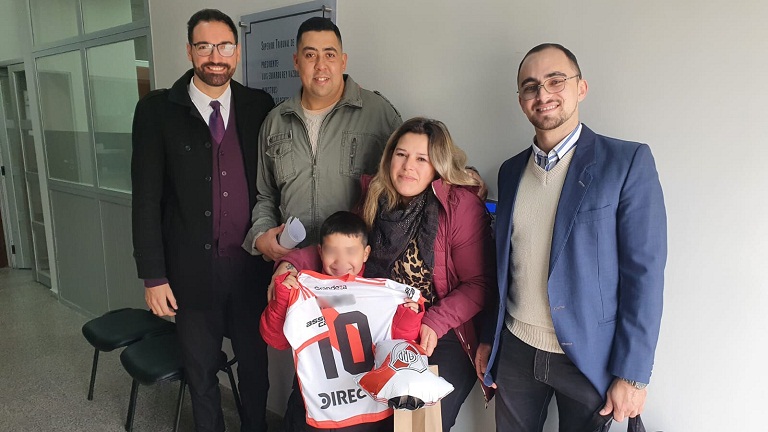  UN NIÑO SE ENTERÓ QUE SU PAPÁ DEL CORAZÓN LO ADOPTÓ MEDIANTE UNA CAMISETA DE RIVER CON SU NOMBRE